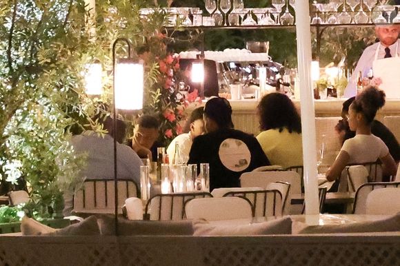 Paris, FRANCE Le footballeur français Kylian Mbappé passe la soirée avec des amis et deux mystérieuses femmes au restaurant Loulou à Paris. La star du football est restée dehors de 21 heures à 1 heure du matin !