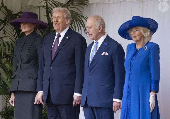 La première dame Melania Trump, le président Donald Trump, le roi Charles III et la reine Camilla passent en revue la garde d'honneur lors de la cérémonie d'accueil au château de Windsor, Berkshire.  © Lock Stephen/I-Images/ABACA