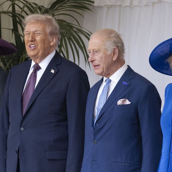 La première dame Melania Trump, le président Donald Trump, le roi Charles III et la reine Camilla passent en revue la garde d'honneur lors de la cérémonie d'accueil au château de Windsor, Berkshire.  © Lock Stephen/I-Images/ABACA