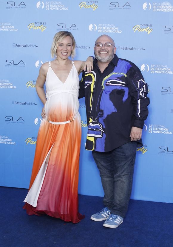Emmanuelle Berne (enceinte) et Yoann Riou sur le tapis bleu du photocall de la soirée du 62ème Festival de Télévision de Monte-Carlo, à Monaco, le 17 juin 2023. © Denis Guignebourg/BestImage