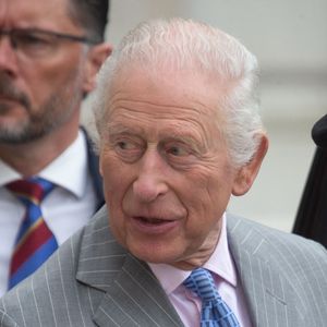 Le roi Charles III d'Angleterre, quitte l'exposition "Soil : Le monde à nos pieds" au Somerset House à Londres, le 26 mars 2025. (Zuma Press / Bestimage).