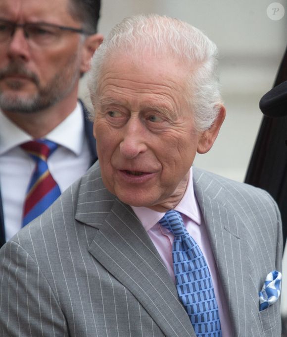 Le roi Charles III d'Angleterre, quitte l'exposition "Soil : Le monde à nos pieds" au Somerset House à Londres, le 26 mars 2025. (Zuma Press / Bestimage).