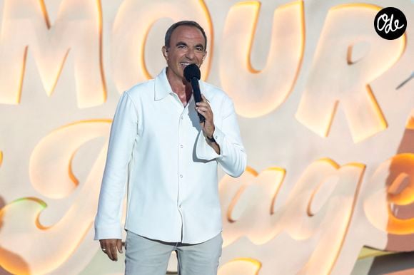 Exclusif - Nikos Aliagas durant l'enregistrement de la seconde soirée de "L'humour à la plage" pour la 3eme édition du festival de Juan les Pins à la pinède Gould le 27 juin 2026. C'est l'humoriste français Kev Adams qui a initié et mis en scène ce festival dans la ville de ses grand-parents où il a passé ses vacances quand il était plus jeune. Après le succès des éditions précédentes, TF1 et Kev Adams donnent rendez-vous au public pour des soirée d’humour inédite et festive. Cette année, deux soirées spectacle ont été programmées avant l'enregistrement des deux shows télévisiés. C'est Nino Arial, avec son one man "Pas Comme Eux" qui a ouvert le Festival suivi, suivi le lendemain par Fabrice Eboué et son spectacle "Solitudes". Tourné face à la mer, dans l’écrin magique de la pinède Gould à Juan-les-Pins, « L’Humour à la Plage » revient pour une 3e édition encore plus ambitieuse : un grand show à ciel ouvert, pour rire ensemble et démarrer l’été en beauté. Une carte postale en guise de scène avec une ambiance unique. Imaginé comme une véritable fête de l’humour à ciel ouvert, sous les pins, les pieds dans le sable et la tête dans les étoiles, « L’Humour à la Plage » rassemble le temps d’un soir les plus grands noms de l’humour avec des duos inédits, des sketchs exclusifs, des impros, des happenings, des surprises… et une énergie communicative portée par un public survolté. Une programmation exceptionnelle qui donne le sourire. Diffusée le 27 août sur TF1. © Jack Tribeca/Bestimage