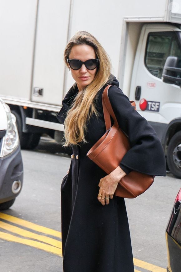 Comme tout le monde, Angelina Jolie est en pleine course de Noël

Angelina Jolie et son fils Maddox Jolie-Pitt arrivent à l'hôtel Meurice par l'entrée de service à Paris, le 10 décembre 2024. Angelina Jolie est dans la capitale pour le tournage du film "Stitches" (Couture) d'A.Winocour.