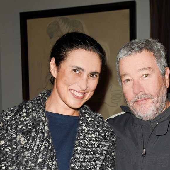 "Aujourd’hui, notre base est au Portugal : sur les montagnes de Sintra, dans un petit village au-dessus de la mer ; et le week-end, dans une ferme bio au sud de Lisbonne, sur la montagne de Grândola, devant l’océan, à la hauteur de Melides, là où habite Christian Louboutin. Nous vivons un peu au Cap Ferret aussi."

Exclusif - Philippe Starck avec sa femme Jasmine Abdellatif à la présentation de "L'économe by Starck", une série de couteaux de cuisine désignés par Philippe Starck pour la maison Guy Degrenne. Paris, le 14 septembre 2017. © Guirec Coadic/Bestimage