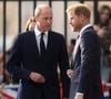 "Willy et moi l'aimions beaucoup. On l'appelait toujours Crackers. On trouvait ça hilarant", avait raconté le prince Harry, dans ses mémoires, parues en 2023.
Le prince de Galles William, le prince Harry, duc de Sussex à la rencontre de la foule devant le château de Windsor, suite au décès de la reine Elisabeth II d'Angleterre. Le 10 septembre 2022. AGENCE / BESTIMAGE