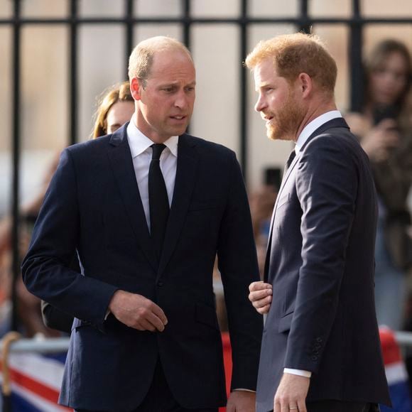 "Willy et moi l'aimions beaucoup. On l'appelait toujours Crackers. On trouvait ça hilarant", avait raconté le prince Harry, dans ses mémoires, parues en 2023.

Le prince de Galles William, le prince Harry, duc de Sussex à la rencontre de la foule devant le château de Windsor, suite au décès de la reine Elisabeth II d'Angleterre. Le 10 septembre 2022. AGENCE / BESTIMAGE
