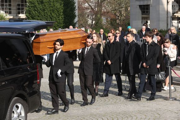 Michel Ferracci et ses fils Enzo, Mael et Milla Savarese, la fille d'Emilie Dequenne quittant les funérailles de l'actrice belge Emilie Dequenne au crématorium du cimetière du Père Lachaise à Paris, France, le 26 mars 2025. Emilie Dequenne, qui avait remporté le prix de la meilleure actrice au Festival de Cannes en 1999 pour son premier rôle dans le film Rosetta des Dardenne, est décédée à l'âge de 43 ans des suites d'un cancer rare des glandes surrénales. Photo par Jerome Domine/ABACAPRESS.COM