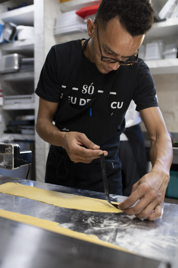 Claudia Cardinale et sa fille Claudia Squitieri vivent ensemble à Nemours dans une maison historique devenue un lieu culturel, une résidence d'artiste, qui abrite aussi un restaurant et des gîtes.