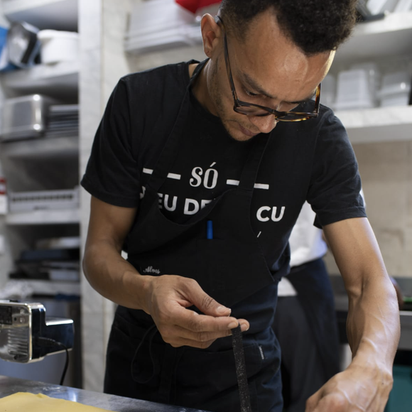 Claudia Cardinale et sa fille Claudia Squitieri vivent ensemble à Nemours dans une maison historique devenue un lieu culturel, une résidence d'artiste, qui abrite aussi un restaurant et des gîtes.