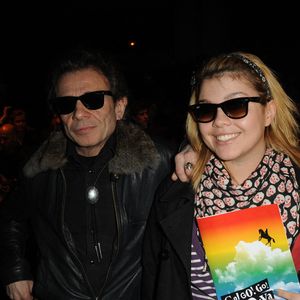 Quant au dress code, il fallait simplement venir coloré et élégant, et cela a visiblement été respecté à en croire la photo dévoilée par Philippe Manoeuvre.

Philippe Manoeuvre et sa fille Manon assistent au défilé de la collection de prêt-à-porter automne-hiver 2010/2011 de Jean-Charles de Castelbajac au Carrousel du Louvre à Paris, France, le 9 mars 2010. Photo by Nicolas Briquet/ABACAPRESS.COM