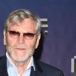 Elle y raconte la lutte courageuse de son mari contre la maladie.

Tcheky Karyo - Photocall de la série "Possessions" lors du Festival de la Fiction TV "Edition spéciale - 3 jours à Paris" aux Folies Bergère à Paris. Le 16 septembre 2020. © Coadic Guirec / Bestimage