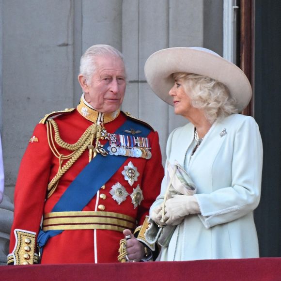 Le roi Charles III d'Angleterre et Camilla Parker Bowles, reine consort d'Angleterre,- Les membres de la famille royale britannique au balcon du Palais de Buckingham lors de la parade militaire "Trooping the Colour" à Londres, Royaume Uni, le 15 juin 2024. © Backgrid UK/Bestimage
