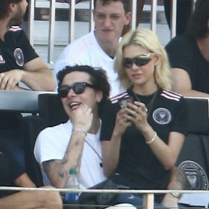 Brooklyn Beckham, sa fiancée Nicola Peltz, David Beckham venus en famille regarder les LA Galaxy contre l'Inter Miami (3-2) le 18 avril 2021. 

Backgrid USA / Bestimage