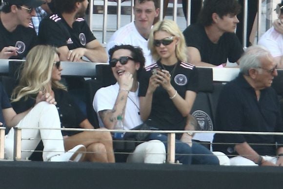 Brooklyn Beckham, sa fiancée Nicola Peltz, David Beckham venus en famille regarder les LA Galaxy contre l'Inter Miami (3-2) le 18 avril 2021. 

Backgrid USA / Bestimage