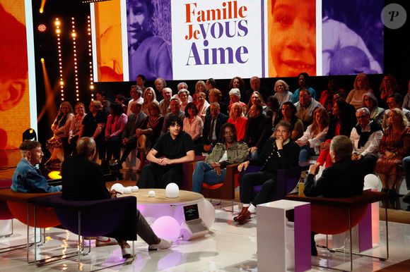 Exclusif - Laurent Voulzy et ses fils Julien et Quentin lors de l'enregistrement de l'émission "Famille je vous aime" présentée par M. Drucker et qui sera diffusée le 13 juin 2025 sur France 3, aux Studios rive gauche à Paris, France, le 14 avril 2025. © Clovis-Gaffiot/Bestimage
