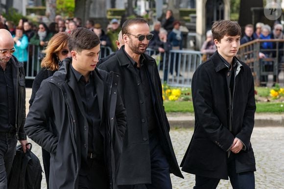 Le veuf Michel Ferracci et ses fils, Enzo et Maël aux arrivées des obsèques d'Emilie Dequenne au cimetière Père Lachaise à Paris, France, le 26 mars 2025. © Cyril Moreau/Bestimage