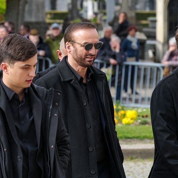 Le veuf Michel Ferracci et ses fils, Enzo et Maël aux arrivées des obsèques d'Emilie Dequenne au cimetière Père Lachaise à Paris, France, le 26 mars 2025. © Cyril Moreau/Bestimage
