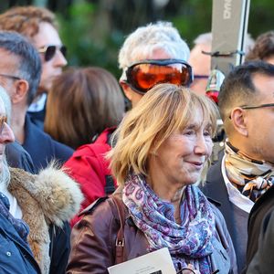 Christian Clavier, Marie-Anne Chazel, Ramatoulaye Diop, la veuve du défunt - Sortie des Obsèques de Michel Blanc en l'église Saint-Eustache à Paris, le 10 octobre 2024. 
© Moreau / Jacovides / Bestimage
