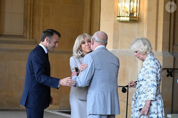 À Charles III, Emmanuel Macron a offert une précieuse partition originale de "Pelléas et Mélisande", unique opéra de Claude Debussy.

Déambulation d'Emmanuel Macron, président de la République Française, et de la Première dame Brigitte Macron, dans les jardins du château de Windsor avec le roi Charles III d'Angleterre et Camilla Parker Bowles, reine consort, le 9 juillet 2025. 
© Jeanne Accorsini / Pool / Bestimage