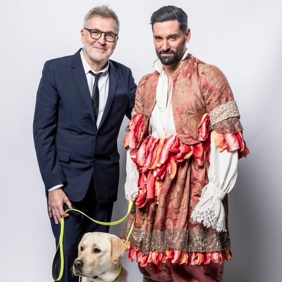 Exclusif - Laurent Ruquier, son compagnon Hugo Skliris (Manos) et leur chien Titi - Studio - Enregistrement de l'émission "La chanson secrète", présentée par N.Aliagas et diffusée le 29 décembre sur TF1
© Guillaume Gaffiot-Cyril Moreau / Bestimage