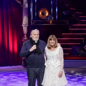 Stéphane Rolland et son mari Pierre, Jean-Jacques Debout, Chantal Goya, lors de la représentation pour Les Pièces Jaunes du Cirque Bouglione au Cirque d'Hiver organisée par le couturier Stéphane Rolland et Pierre Martinez, Paris, France, le 10 janvier 2026. © Jack Tribeca / Bestimage