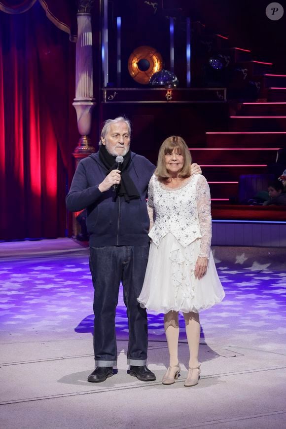 Stéphane Rolland et son mari Pierre, Jean-Jacques Debout, Chantal Goya, lors de la représentation pour Les Pièces Jaunes du Cirque Bouglione au Cirque d'Hiver organisée par le couturier Stéphane Rolland et Pierre Martinez, Paris, France, le 10 janvier 2026. © Jack Tribeca / Bestimage