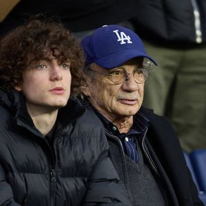 Patrick Chesnais et son fils Victor - People en tribunes lors du match de championnat de Ligue 1 Uber Eats opposant le Paris Saint-Germain (PSG) au RC Lens (3-1) au Parc des Princes à Paris le 15 avril 2023. Cyril Moreau/Bestimage
