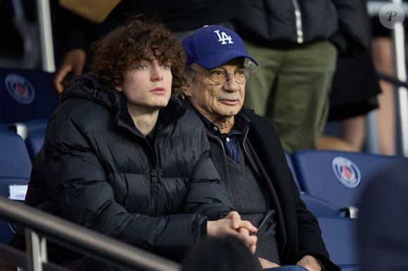 Patrick Chesnais et son fils Victor - People en tribunes lors du match de championnat de Ligue 1 Uber Eats opposant le Paris Saint-Germain (PSG) au RC Lens (3-1) au Parc des Princes à Paris le 15 avril 2023. Cyril Moreau/Bestimage