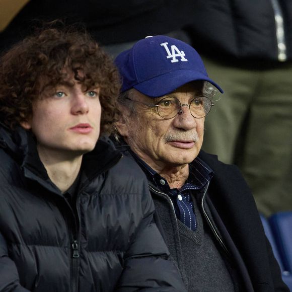 Patrick Chesnais et son fils Victor - People en tribunes lors du match de championnat de Ligue 1 Uber Eats opposant le Paris Saint-Germain (PSG) au RC Lens (3-1) au Parc des Princes à Paris le 15 avril 2023. Cyril Moreau/Bestimage