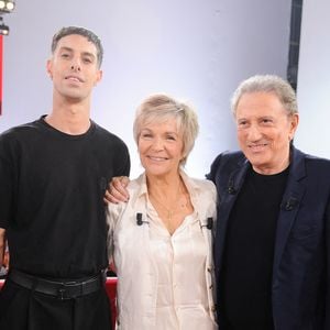 Jean-Baptiste Seguin, Véronique Jannot, Michel Drucker - Enregistrement de l'émission Vivement dimanche au studio Rive Gauche, presentée par Michel Drucker . Diffusion sur France 3 le 14/09/2025.

© Guillaume Gaffiot / Bestimage