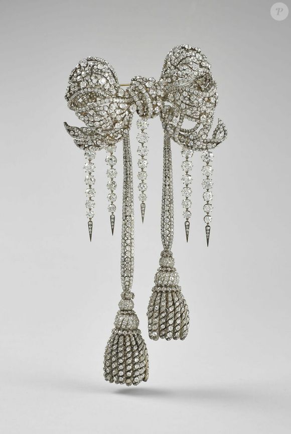 Grand noeud de corsage de l'impératrice Eugénie - Illustrations des bijoux volés au musée du Louvre lors d'un cambriolage le 19 octobre 2025.
© Musée du Louvre via Bestimage