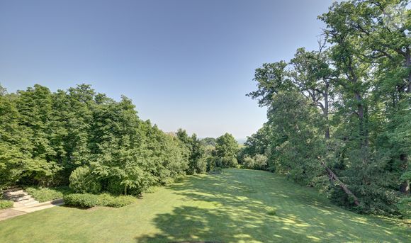 Exclusif - Située à Louveciennes, aux portes de Paris, sur le chemin des impressionnistes, cette belle demeure bourgeoise néo-classique, a été construite au milieu du XIXème siècle, appelée le "Domaine de Voisins", et ayant eu comme illustre propriétaire, Karl Lagerfeld. © Marc Ausset-Lacroix / Bestimage