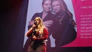 Emilie Dequenne : Sa fille Milla pleine de courage... Elle réapparaît et performe sur scène, son beau-père Michel n’a d’yeux que pour elle