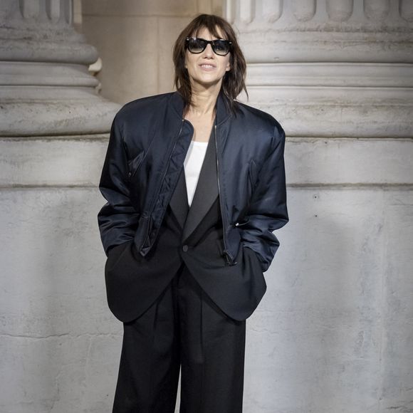 Charlotte Gainsbourg était aussi rayonnante que ses épaules larges pour Saint Laurent !

Charlotte Gainsbourg au photocall du défilé Saint Laurent  "Collection Masculine Prêt-à-Porter Automne/Hiver lors de la Fashion Week de Paris (PFW) © Olivier Borde /Bestimage