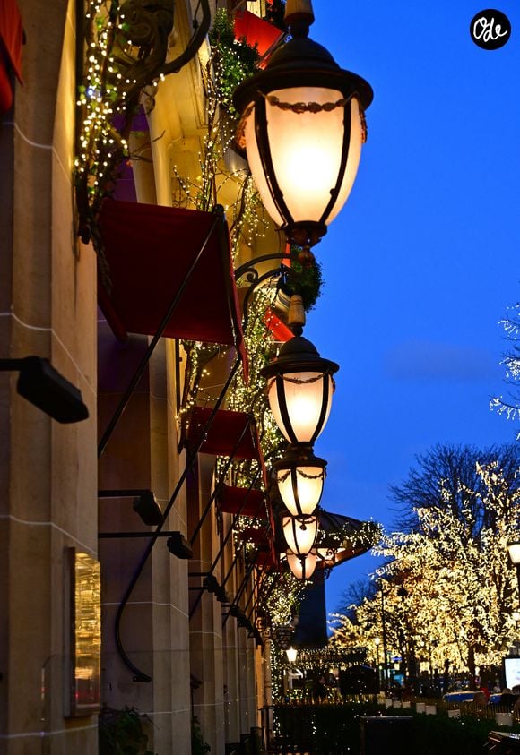 L'hôtel Plaza Athénée au 25 Avenue Montaigne - Illustration des Illuminations de Noël dans les rues de Paris le 26 novembre 2024. © Christian Liewig/Bestimage
