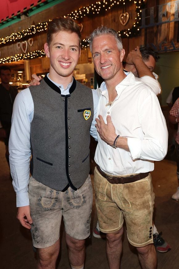 Le neveu de Michael Schumacher, fils de Ralph Schumacher, partage la vie de Vivien Keszthelyi.

David Schumacher, neveu de Michael Schumacher, s'est fiancé avec Vivien - Ralph Schumacher et son fils David à la "Fête de la Bière 2024 (oktoberfest)" à Munich,  le 22 septembre 2024. Photo par API / BESTIMAGE