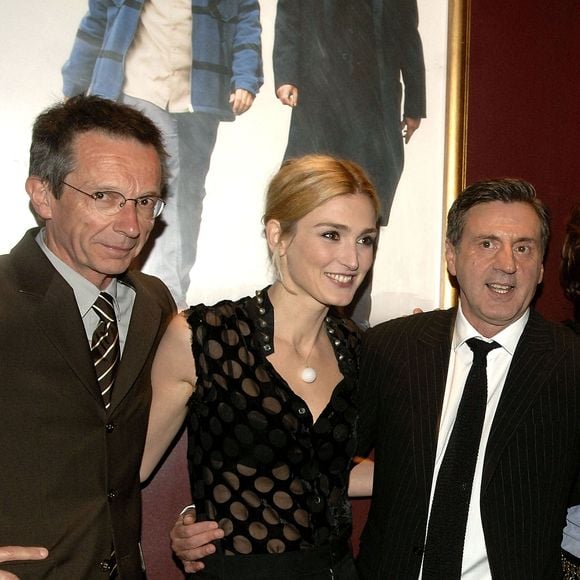 Le réalisateur Patrice Leconte et les acteurs Daniel Auteuil et Julie Gayet arrivent à la première française du nouveau film de Patrice Leconte 'Mon Meilleur Ami' à Paris, France, le 11 décembre 2006.  Photo Giancarlo Gorassini/ABACAPRESS.COM