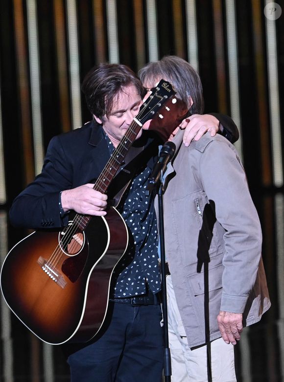 Thomas Dutronc et Jacques Dutronc (Victoire d'honneur) lors de la 37ème cérémonie des Victoires de la musique à la Seine musicale de Boulogne-Billancourt, le 11 février 2022.
© Guirec Coadic/Bestimage