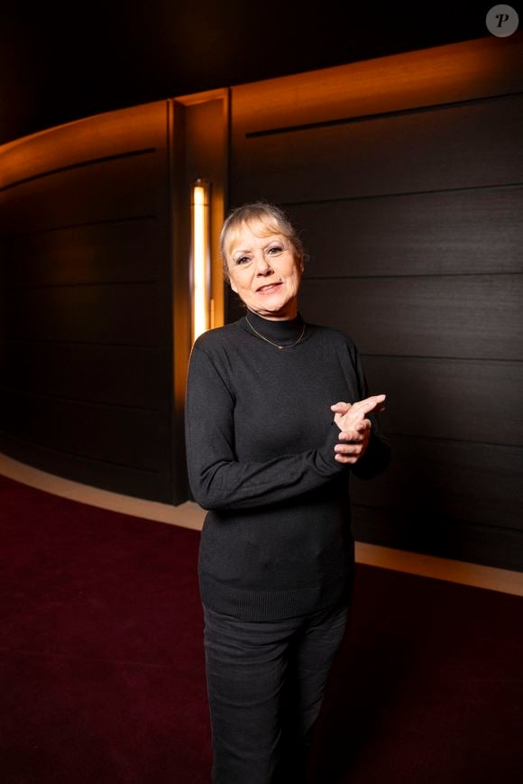 La billetterie pour son concert s’est d'ailleurs écoulée en seulement huit minutes, preuve de l'engouement autour de la chanteuse. "Je ne m’y attendais absolument pas. C’est de la folie !", a-t-elle assuré à nos confrères. 

Exclusif - Dorothée en backstage du concert d'Hélène (Hélène Rolles) au Théâtre Marigny à Paris où Hélène donne des concerts pour 2 soirs. Paris le 7 mars 2025.
© Pierre Perusseau / Tiziano da Silva / Bestimage