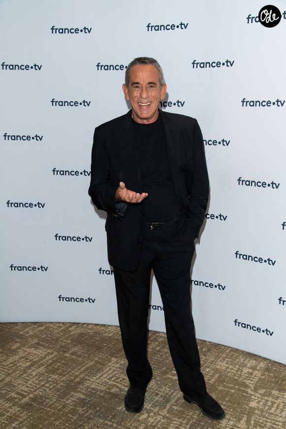C’est désormais officiellement auprès de Ximena que Gaston a décidé de voir la vie en rose, une nouvelle qui, de là où il est, doit réjouir l’homme en noir. 

Thierry Ardisson lors du photocall dans le cadre de la conférence de presse de France Télévisions au Pavillon Gabriel à Paris, France, le 24 août 2021. © Pierre Perusseau/Bestimage