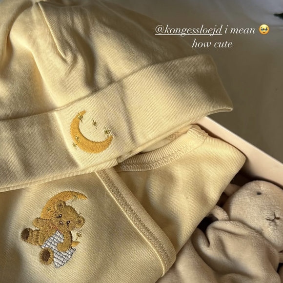 L'heureuse maman dévoile petit à petit son quotidien et a pris du plaisir à montrer les jolis cadeaux reçus pour son bébé. 

Laura Bensadoun dévoile les jolis cadeaux reçus pour la naissance de sa petite Romy, fruit de ses amours avec Alain-Fabien Delon. Le 12 mai 2025 via Instagram @laubsd