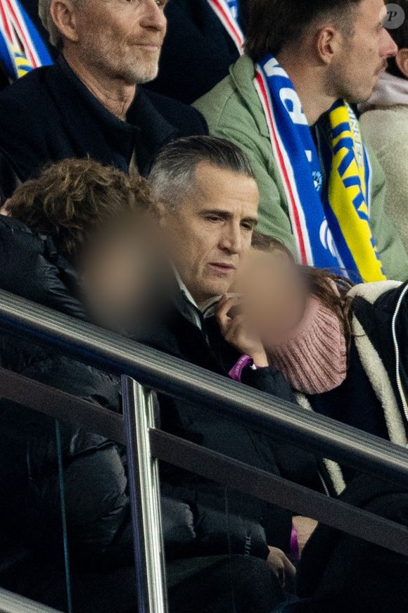 Guillaume Canet et ses enfants Marcel et Louise dans les tribunes du match de qualification de la Coupe du monde 2026 entre la France contre l'Ukraine (4-0) au Parc des Princes à Paris le 13 novembre 2025. © Cyril moreau/Bestimage