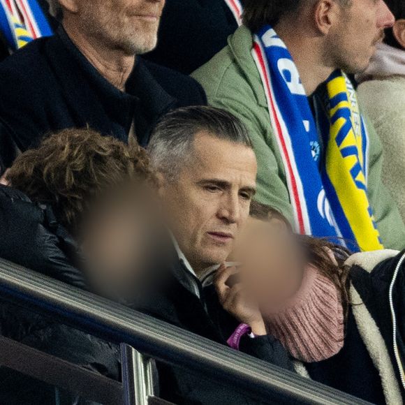 Guillaume Canet et ses enfants Marcel et Louise dans les tribunes du match de qualification de la Coupe du monde 2026 entre la France contre l'Ukraine (4-0) au Parc des Princes à Paris le 13 novembre 2025. © Cyril moreau/Bestimage