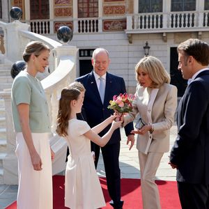 Le prince Albert II de Monaco, la princesse Charlène et leurs enfants accueillent le président Emmanuel Macron , sa femme Brigitte et une délégation au palais princier à Monaco le 7 juin 2025. © Ludovic Marin / Pool / Bestimage