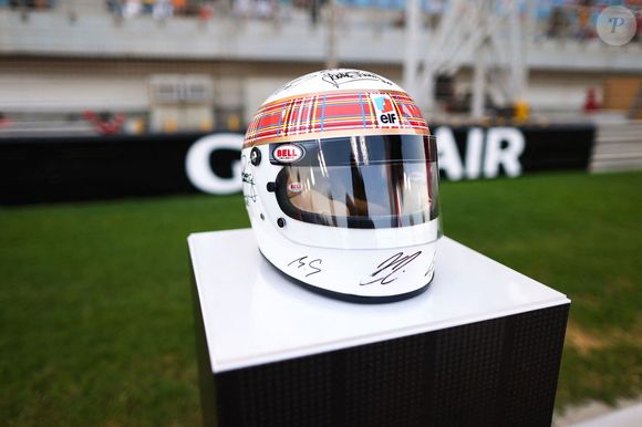 Le casque signé par Michael Schumacher lors du Grand prix de Bahreïn 2025. DPPI / PsnewZ / Bestimage