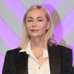 "Lycées délaissés, jeunesse sacrifiée" : Emmanuelle Béart, maman d'un adolescent de 16 ans, fait entendre sa voix