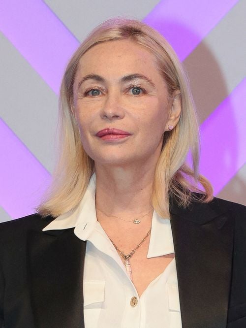 "Lycées délaissés, jeunesse sacrifiée" : Emmanuelle Béart, maman d'un adolescent de 16 ans, fait entendre sa voix