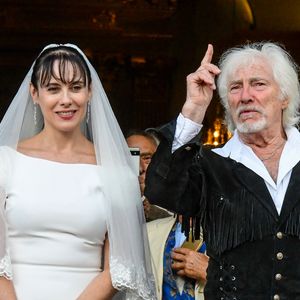 Murielle Mégevand et Hugues Aufray sur le parvis de l'église - Mariage d'Hugues Aufray et de Murielle Mégevand à l’église Saint-Vigor de Marly-Le Roy, France, le 2 septembre 2023.