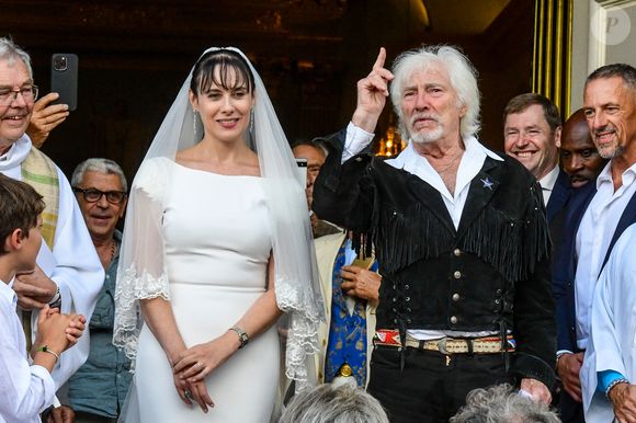 Murielle Mégevand et Hugues Aufray sur le parvis de l'église - Mariage d'Hugues Aufray et de Murielle Mégevand à l’église Saint-Vigor de Marly-Le Roy, France, le 2 septembre 2023.